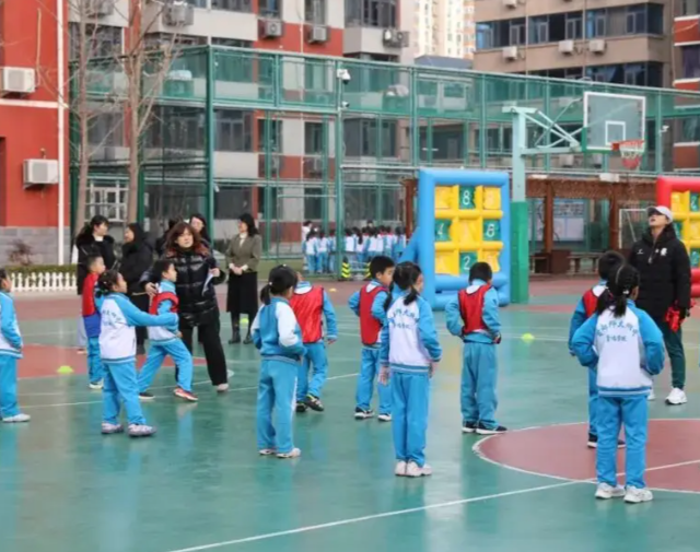 学生每天综合体育活动不低于2小时构建起体健心康的育人系统 学生每天综合体育活动不低于2小时构建起体健心康的育人系统